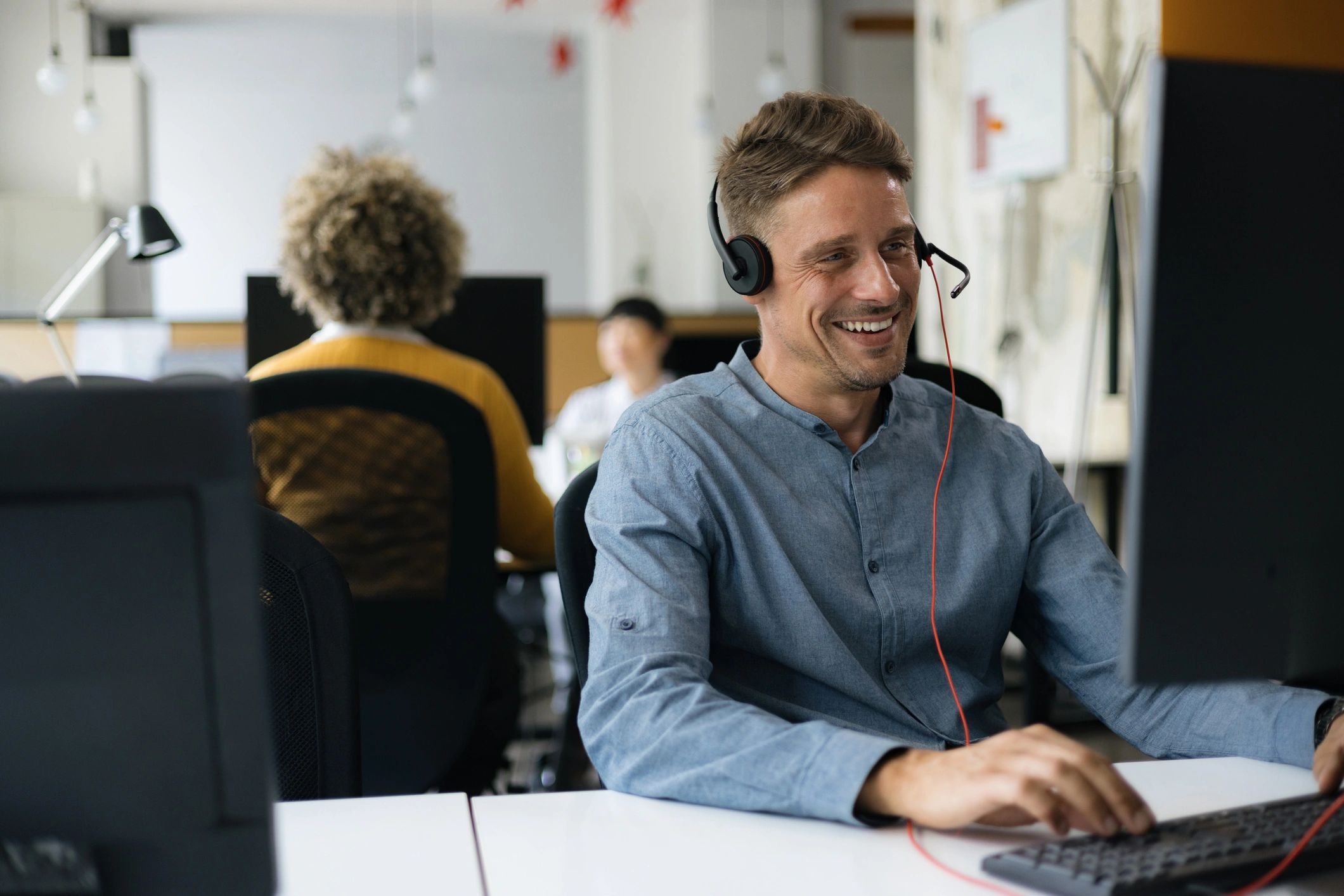 IT support representative assisting a customer, representing responsive helpdesk